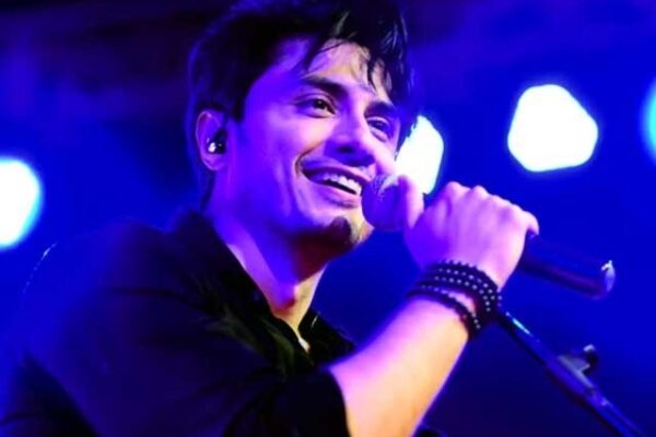 علی ظفر کا خواتین کو نظم کے ذریعے خراج تحسین