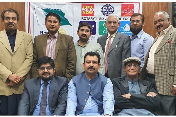 روٹری کلب سیکرٹری شہزاد اشرف مہاندرہ، سینئر بینکار ممتاز بیگ، ضیغم علی و دیگر کا کورونا آگاہی مہم شرکاء کے ساتھ گروپ فوٹو