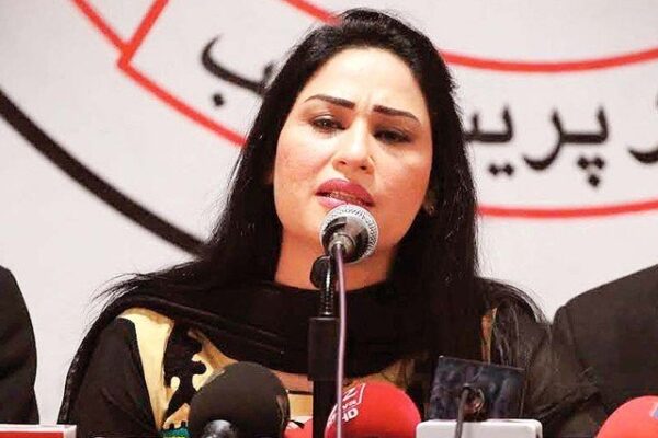 حمیرا ارشد کی ماسک اور سینیٹائزرز مہنگا بیچنے والوں پر شدید تنقید