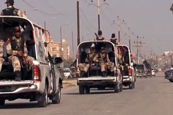 سندھ لاک ڈاؤن، فورسز کا فلیگ مارچ، خلاف ورزی پر متعدد افراد زیر حراست