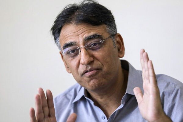 مکمل لاک ڈاؤن ممکن نہیں، لوگوں کو بیماری کے ساتھ بھوک سے بھی بچانا ہے، اسد عمر