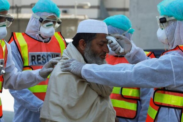 پاکستان میں کورونا کے 58 فیصد کیسز ایک دوسرے سے منتقل ہوئے