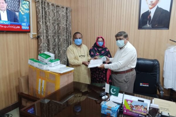 پروفیسر ملک محمد وحید  نے کورونا وائرس کے پیشِ نظر  50 کِٹس سوٹ، 2500 سرجیکل ماسکس، محکمہ صحت جہلم کو عطیہ کیا