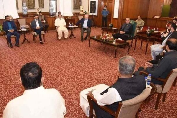 گورنر سندھ سے ملاقات کرنیوالے 26 افسران کو محدود کر کے ٹیسٹ کرنے کی ہدایت