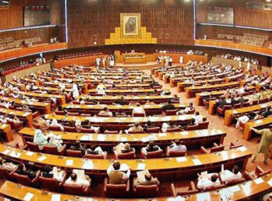 18 ترمیم کے سلسلہ میں سیاسی جماعتوں کو مجموعی قومی مفاد کو ترجیح دینا ہو گی، منظور گیلانی