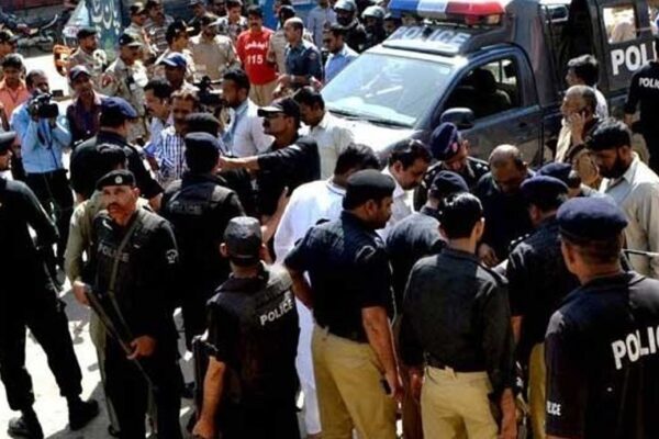 کراچی میں شہریوں پر تشدد کرنے والے 6 پولیس اہلکار معطل