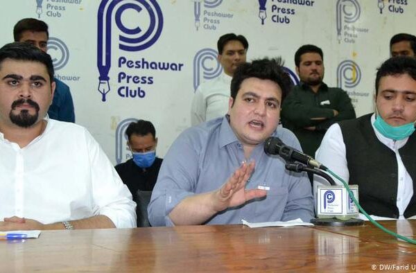 بیرون ملک تعلیم یافتہ پاکستانی ڈاکٹروں کی احتجاج کی دھمکی