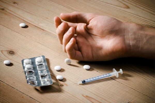 سڑکوں پر پڑے منشیات کے عادی افراد اور ایک مسیحا