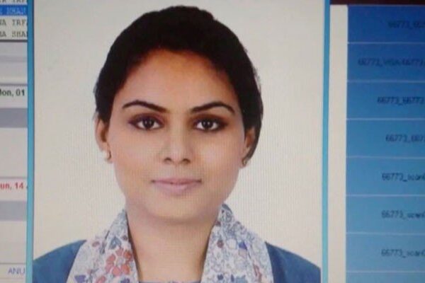 عین روانگی کے وقت ائیرہوسٹس مدیحہ اکرم کو طیارے سے اتار لیا گیا