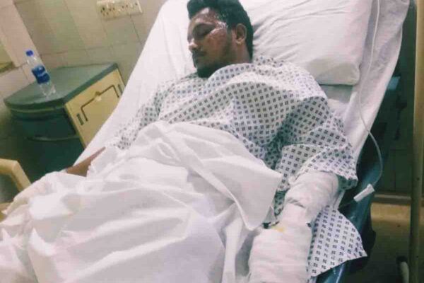 طیارہ حادثے میں محفوظ رہنے والا مسافر زبیر اسپتال سے گھر منتقل