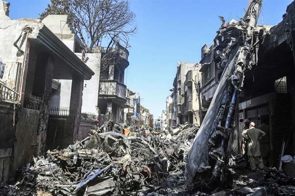 طیارہ حادثہ: کاک پٹ وائس ریکارڈرکی تلاش کا دائرہ وسیع، عمارتوں کی انسپیکشن بھی ہو گی