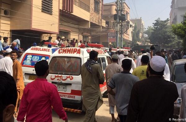 میں ملبے میں ماں کو ڈھونڈ رہا تھا، لوگ سیلفی بنا رہے تھے