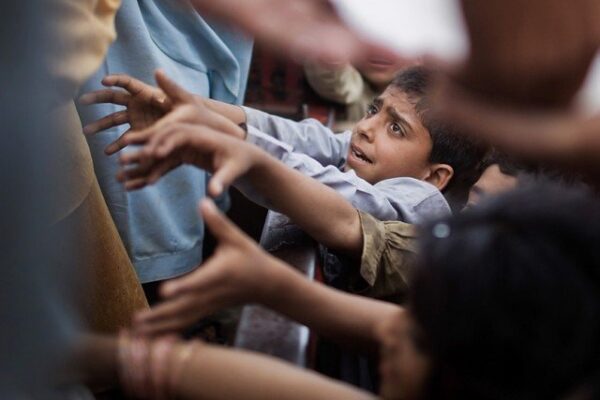 غریبی جرم ہے ایسا کہ دیکھ کر مجھ کو
