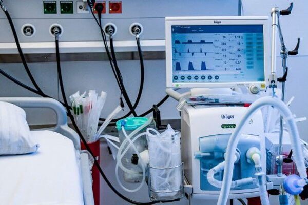 کراچی کے اسپتالوں میں وینٹی لیٹرز کی قلت، کورونا کے علاج میں دشواری کا سامنا