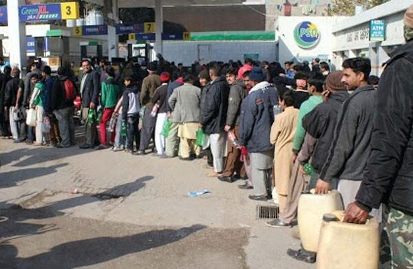 کراچی سمیت کئی شہروں میں پیٹرول کی قلت برقرار