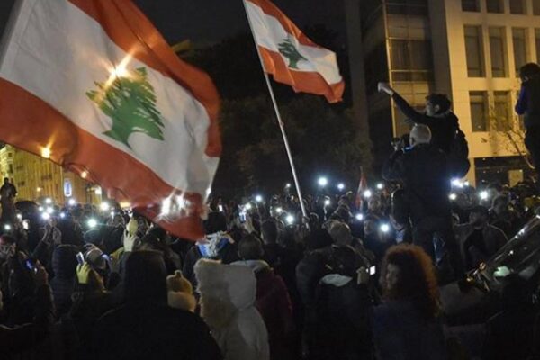 لبنان، ملک میں مہنگائی اور کرنی کی قدر میں زبردست کمی کے خلاف احتجاجی مظاہرے
