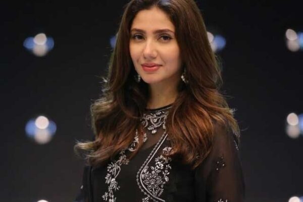 پاکستان میں آپ کو اس وقت عزت ملتی ہے جب آپ مکمل لباس میں ہوں، ماہرہ خان