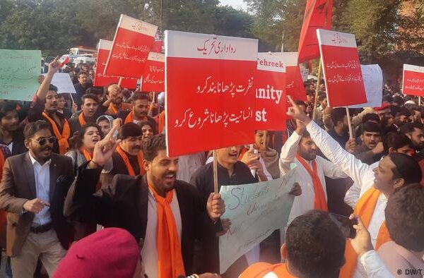 پاکستان میں تنقیدی سوچ کو دبایا جا رہا ہے