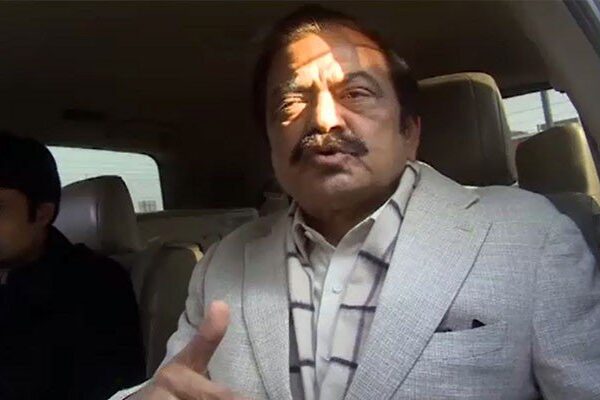 لاہور پولیس نے رانا ثناء اللہ کی گاڑی تلاشی کیلئے روک لی