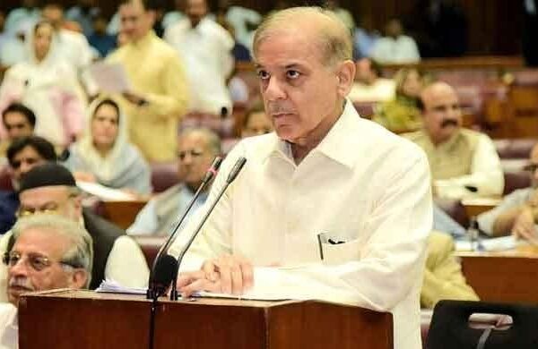 شہباز شریف کو بجٹ اجلاس میں شرکت کا رسک لینا پڑے گا: احسن اقبال