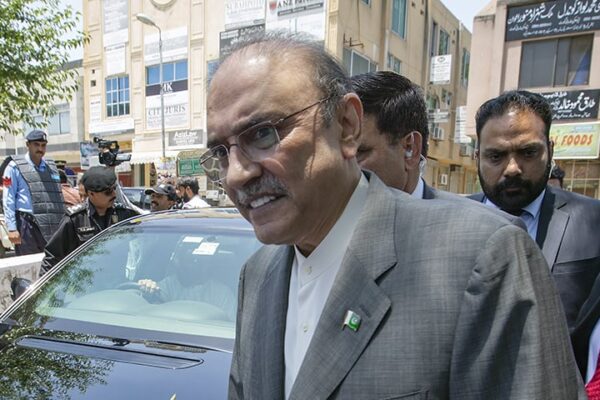 احتساب عدالت میں نیب اور زرداری کے وکلا میں شدید گرما گرمی، جج بھی برہم