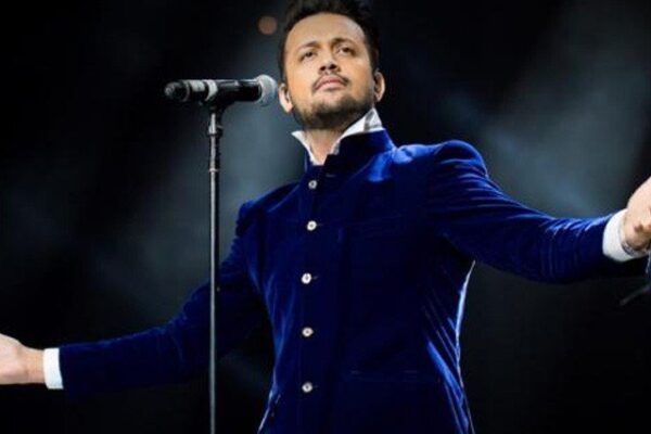 تصویر نہ کھنچوانے پر جذباتی مداح نے عاطف اسلم کی گاڑی کیساتھ کیا کیا؟