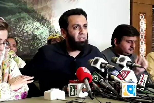 حکومت کا وسیم اکرم اپنے ہی کھلاڑی آؤٹ کرنے پر تلا ہوا ہے