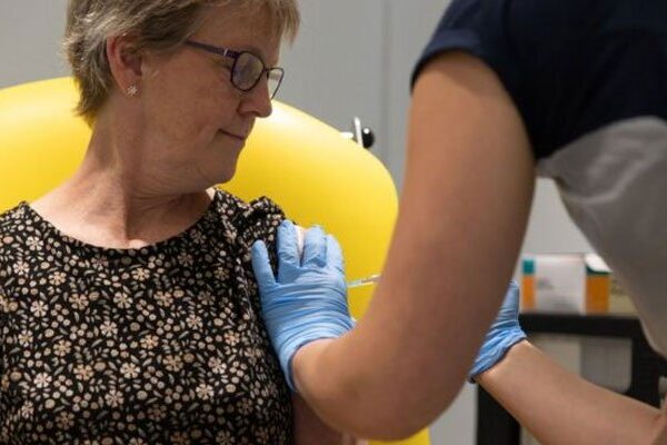 آکسفورڈ یونیورسٹی کی تیار کردہ کورونا ویکسین کے حوصلہ افزا نتائج