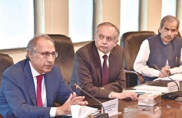 عبد الرزاق داؤد ارب پتی اور حفیظ شیخ کروڑ پتی نکلے