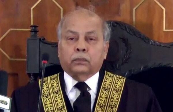 ایک دن نوکری کے 14 لاکھ لیے، اس سے بڑھ کر ڈاکا اور کیا ہو سکتا ہے؟ چیف جسٹس