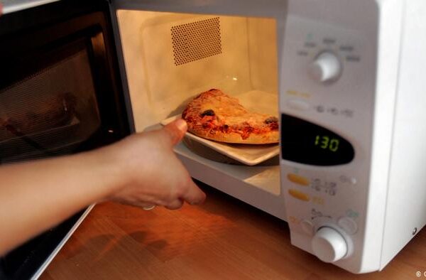 کھانے کی 5 چیزیں جو دوبارہ گرم کرنے سے زہریلی ہو سکتی ہیں