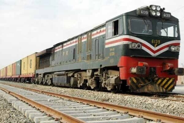 ریلوے 2 سال میں شدید مالی بحران کا شکار، 9 ارب روپے کا خسارہ بڑھ گیا