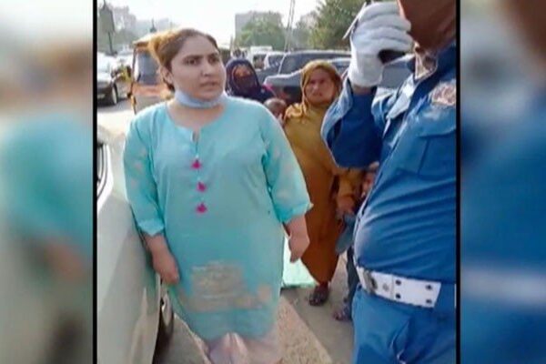 خاتون کی ٹریفک وارڈن کو دھمکیاں، وائرلیس چھیننے کی کوشش