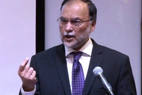 ہم نے دھرنے دیئے نہ ٹانگیں کھینچیں، احسن اقبال