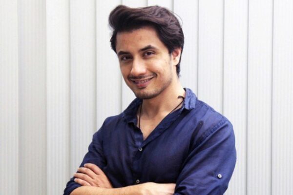 تمغہ برائے حسن کارکردگی ملنے پر علی ظفر خوشی سے سرشار