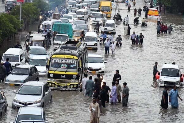 کراچی میں بارش سے سڑکیں تالاب بن گئیں، پانی گھروں میں داخل، بیشتر علاقوں میں بجلی معطل