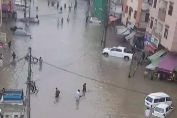 کراچی: 4 روز بعد بھی کلفٹن اور ڈیفنس کے علاقوں سے بارش کا پانی نہ نکالا جا سکا
