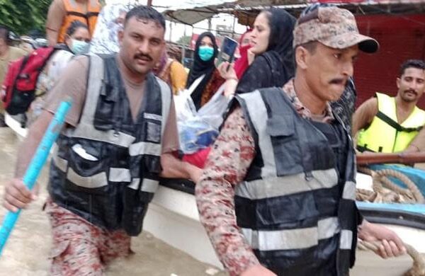 کراچی میں طوفانی بارش سے متعدد علاقے ڈوب گئے، حادثات میں 25 افراد جاں بحق