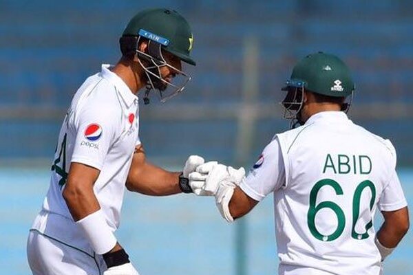 مانچسٹر ٹیسٹ: بابر کی نصف سنچری، پاکستان نے 2 وکٹوں پر 139 رنز بنا لیے