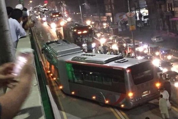 پشاور: بی آر ٹی بس اچانک خراب، مسافروں کو دوسرے اسٹیشن تک پیدل جانا پڑا