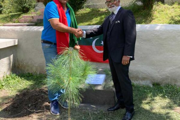 صدر یو سی 116 امجد وٹو شنگریلا ریزارٹ میں پودا لگا کر ڈائریکٹر آپریشنز رابن صادق کے ساتھ مصافحہ کر رہے ہیں