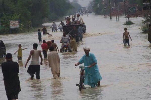 دادو میں بارشوں کے بعد سیلابی ریلے سے تباہی، 350 گاؤں زیر آب