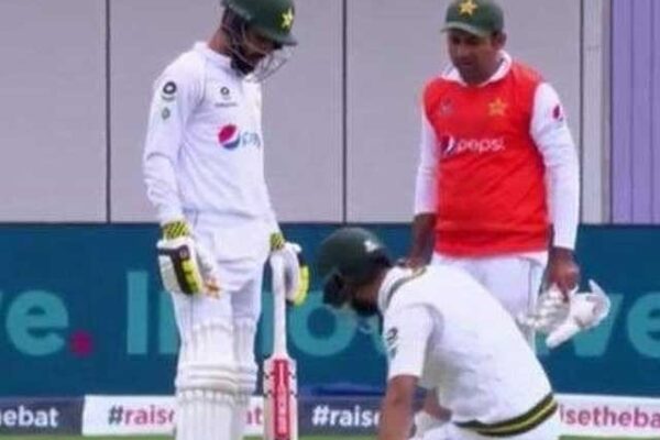 سرفراز احمد کا جوتے اٹھانا سابق پلیئرز کو ایک آنکھ نہ بھایا