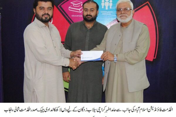 صدر الخدمت فاوَنڈیشن اسلام آباد، حامد اطہر ملک نے کراچی متاثرین کے لیے 1 ملین کا چیک الخدمت شمالی پنجاب کے حوالے کر دیا