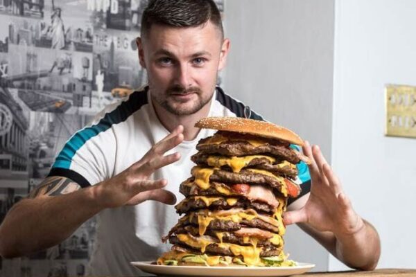 ایک گھنٹے میں 10 کلو وزنی برگر صاف اور بل معاف