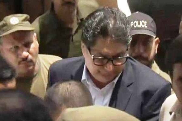 آمدن سے زائد اثاثوں کا کیس: فواد حسن فواد اور اہلخانہ پر فرد جرم عائد