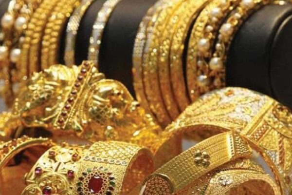 سونے کی فی تولہ قیمت میں اضافہ، اسٹاک مارکیٹ میں مندی کا رجحان