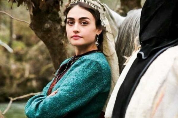 لباس پر تنقید؛ حلیمہ سلطان کا تنگ آکر پاکستانی مداح کو جواب