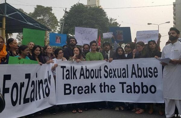 کراچی میں پانچ سالہ بچی کا ریپ اور قتل: درجنوں مشتبہ افراد گرفتار
