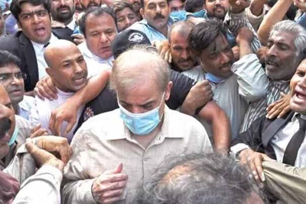 نیب نے اپوزیشن لیڈر شہباز شریف کو احتساب عدالت میں پیش کر دیا